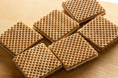 Çikolatalı ve fındıklı gevrek gofretler.