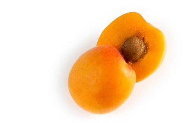 Beyaz arkaplanda kayısılar