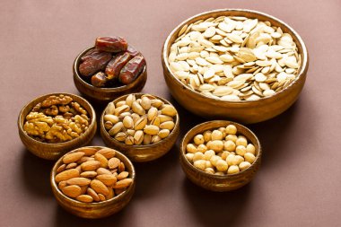 Karışık yemiş ve salkım meyvesi.