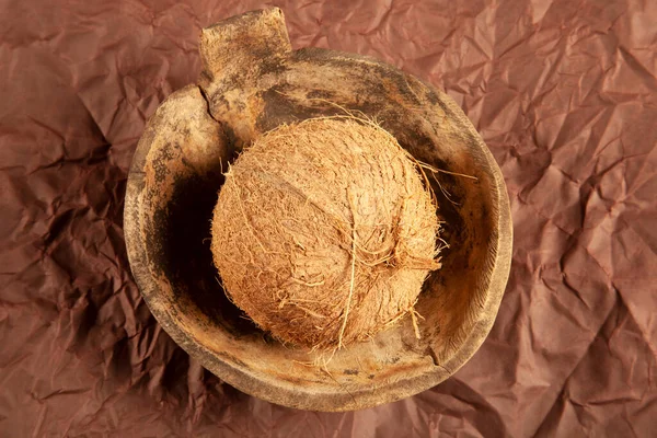 Kokos Starém Starožitném Dřevěném Talíři — Stock fotografie