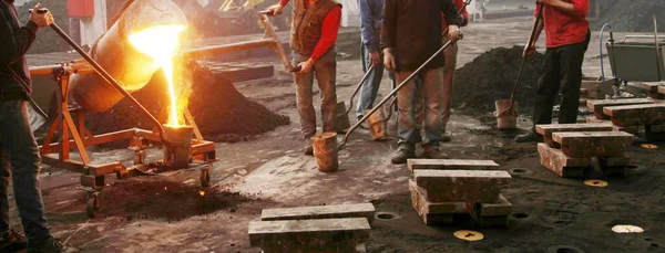 Workers Casting Factory — Stock Photo, Image