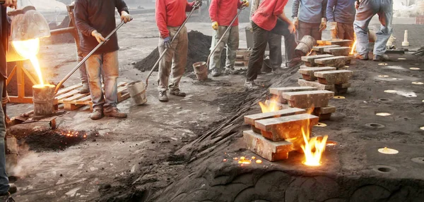 Workers Casting Factory — Stock Photo, Image