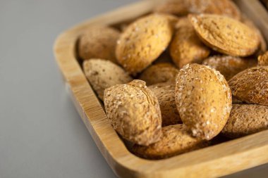 Kabuklu ve kavrulmuş badem. Organik ve sağlıklı yiyecekler.. 