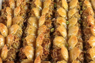Geleneksel Türk Baklava Tatlısı. Ceviz, Pistachio Türk Tarzı Antep Baklava Sunumu. Türk mutfağından Baklava.