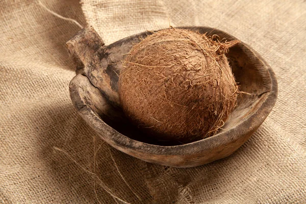 Kokos Starém Starožitném Dřevěném Talíři — Stock fotografie