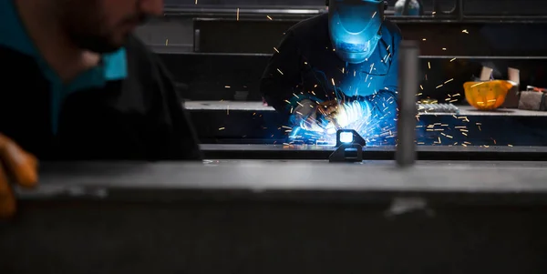 在工厂工作的焊工 金属工业 — 图库照片