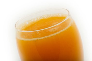 Beyaz kesme yolunda izole edilmiş bir bardak portakal suyu.