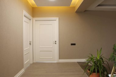 Ahşap iç kapı. Yeni ve modern.