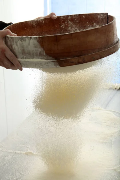 Bucătar Cernind Făină Pentru Prepararea Pâinii — Fotografie, imagine de stoc
