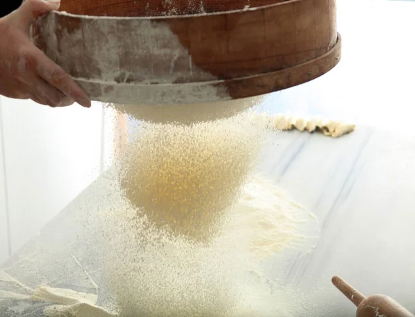 Chef Peneirando Farinha Para Panificação — Fotografia de Stock