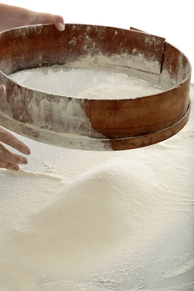 Chef Peneirando Farinha Para Panificação — Fotografia de Stock