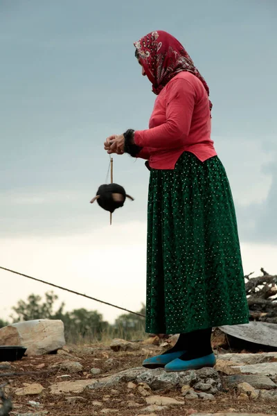 Turkish Woman Spinning Raw Sheep Wool — Stock Photo, Image