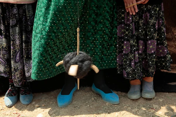 Turkish Woman Spinning Raw Sheep Wool — Stock Photo, Image