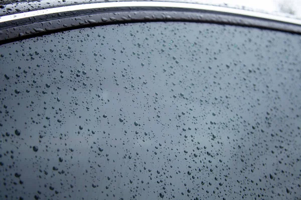 Krople Wody Zbierają Się Powierzchni Metalicznego Samochodu — Zdjęcie stockowe