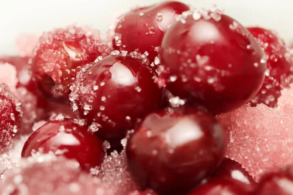 Organik vişne reçeli hazırlanıyor. Ev yapımı siyah kiraz reçeli. 