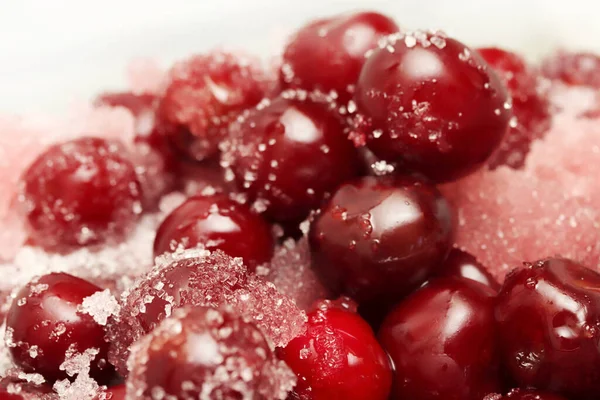 Organik vişne reçeli hazırlanıyor. Ev yapımı siyah kiraz reçeli. 