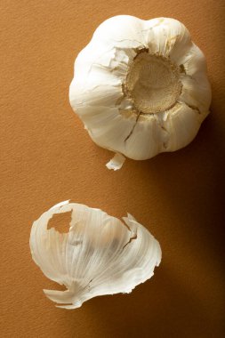 Bir baş sarımsak ve kabuk.