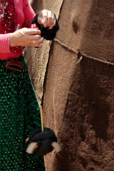 Mujer Turca Hilando Lana Oveja Cruda — Foto de Stock