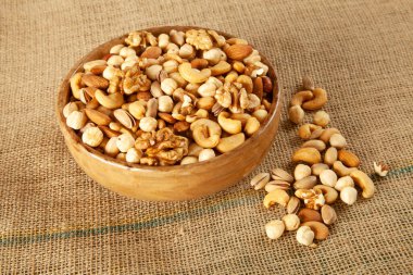 Fıstık, fıstık, badem, ceviz, fındık. Karışık fındık.