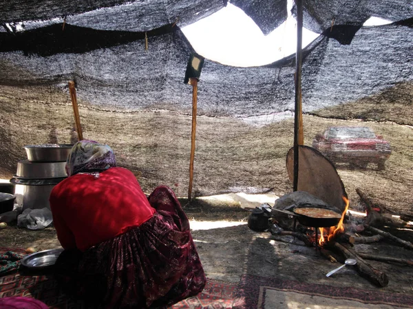 在篝火中煮熟的泡菜 游牧民族帐篷 — 图库照片