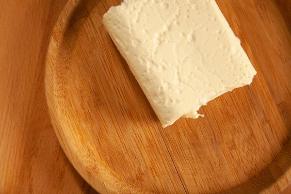 Bambu Tabağında Beyaz Peynir — Stok fotoğraf