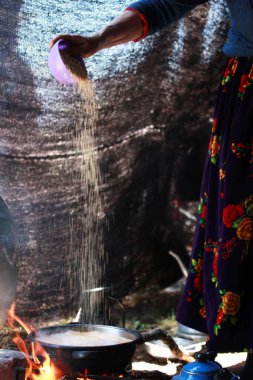 Bulgur pilavı odun ateşinde pişirildi. Göçebe çadırı.