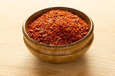 Tabakta kurutulmuş kırmızı dolma biber.