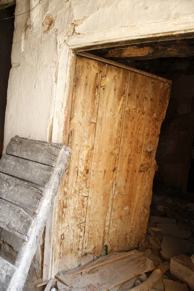 Terk Edilmiş Adobe Evi Eski Harabe Ahşap Kapı — Stok fotoğraf