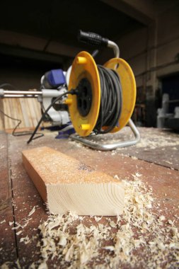 Marangozluk atölyesinde kereste kestim.