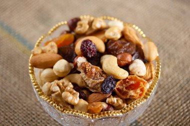 Cam bir tabakta karışık fındık. Sağlıklı ve doğal besin. Kaju, badem, fındık, incir, ceviz, kayısı, üzümlü, yabanmersini,.