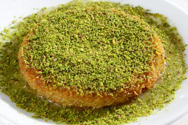 Traditional Turkish Dessert Kunefe Kanafeh — Stock Photo, Image