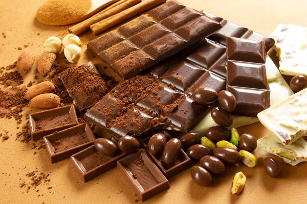 Vit Choklad Och Mjölkchoklad Mandel Pistasch Hasselnöt Bakgrund Konsistens — Stockfoto