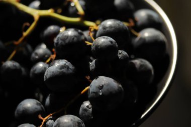 Büyük ve taze siyah üzümler