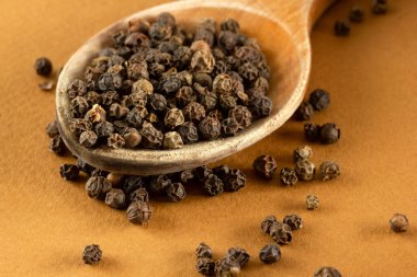 Karabiber yığını, kurutulmuş baharat biberi mısır konsepti..