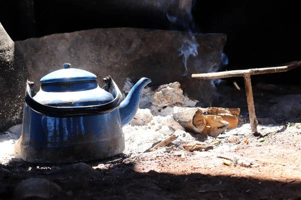 Göçebelerin siyah çadırının içi.