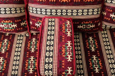 Kilim desenli yastıklar ve yastıklar