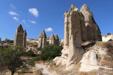 Goreme, Kapadokya, Türkiye yakınlarındaki Zemi Vadisi 'nde alışılmadık kayalar