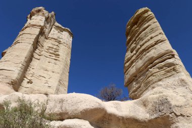 Goreme, Kapadokya, Türkiye yakınlarındaki Zemi Vadisi 'nde alışılmadık kayalar