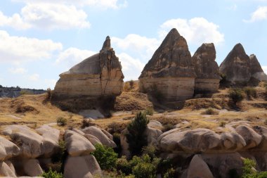 Goreme, Kapadokya, Türkiye yakınlarındaki Zemi Vadisi 'nde alışılmadık kayalar 