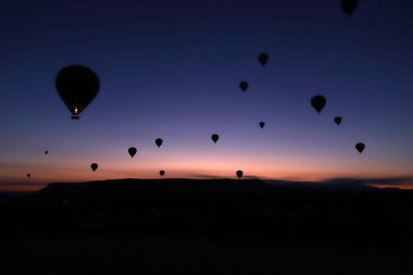 Güneş doğarken yükselen sıcak hava balonları Kapadokya 'da.