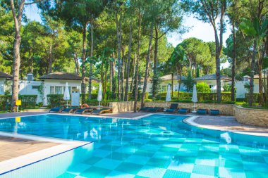 Antalya, Türkiye - 9 Mayıs 2018: Çek çam ağaçlarıyla çevrili lüks Türk tesis alanı ve beyaz Villa