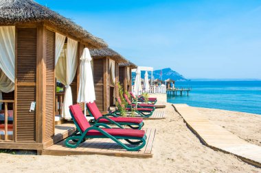 Antalya, Türkiye - 9 Mayıs 2018: kumlu bir plaj - kıyısında ahşap beach pavyonlar Akdeniz kıyılarında, Beldibi, Antalya, Türkiye