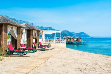Antalya, Türkiye - 8 Mayıs 2018: kumlu bir plaj - kıyısında ahşap beach pavyonlar Akdeniz kıyılarında, Beldibi, Antalya, Türkiye