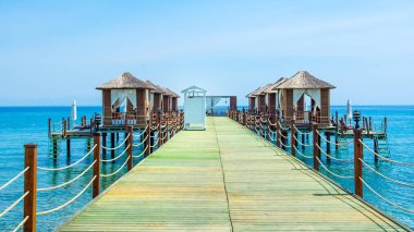 Ahşap beach pavyonlar kıyısında kumlu bir plaj - Akdeniz kıyılarında, Beldibi, Antalya, Türkiye