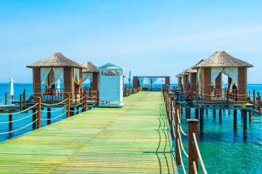 Ahşap beach pavyonlar kıyısında kumlu bir plaj - Akdeniz kıyılarında, Beldibi, Antalya, Türkiye