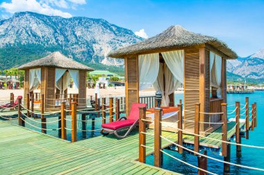 Ahşap beach pavyonlar kıyısında kumlu bir plaj - Akdeniz kıyılarında, Beldibi, Antalya, Türkiye