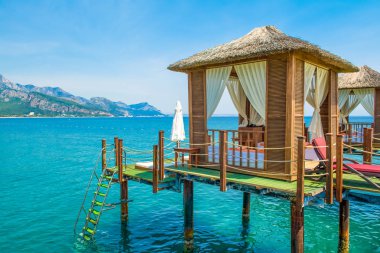 Antalya, Türkiye - 12 Mayıs 2018: kumlu bir plaj - kıyısında ahşap beach pavyonlar Akdeniz kıyılarında, Beldibi, Antalya, Türkiye