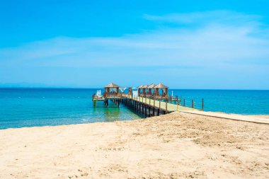 Ahşap beach pavyonlar kıyısında kumlu bir plaj - Akdeniz kıyılarında, Beldibi, Antalya, Türkiye