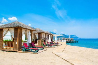 Antalya, Türkiye - 9 Mayıs 2018: kumlu bir plaj - kıyısında ahşap beach pavyonlar Akdeniz kıyılarında, Beldibi, Antalya, Türkiye