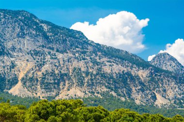 Toros Dağları ile Türkiye witn clouads tepeler üzerinde manzara.